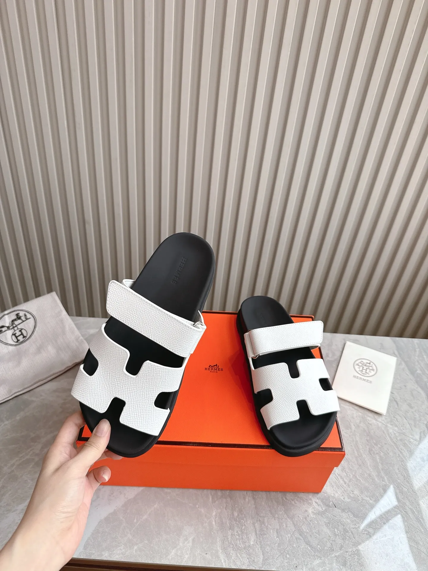 p480🐮🐮Couple model (top version) H family 2024 spring and summer new style HERMES Hermes' recently popular couple model pig nose angle sandals and slippers, paired with various colorful socks, popular. Upper: imported original deerskin (the genuine leather edging is not ordinary super migration). Lining: imported genuine leather. Outsole: Tpu non-slip and wear-resistant outsole. Size: Female 35-42 (40/42 non-returnable and non-exchangeable) Male size: 39-45 (45 non-refundable and non-exchangeable)